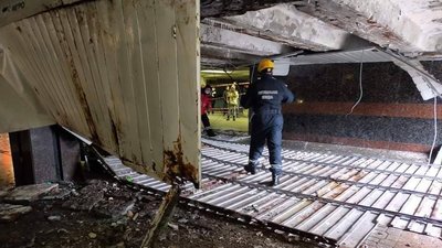 У підземному переході на столичному Майдані обвалилася підвісна стеля У підземному переході на столичному Майдані обвалилася підвісна стеля