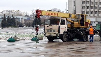 У Сумах почали встановлювати новорічну ялинку