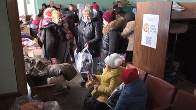 Щоб допомогти і поліпшити настрій: у місті на Черкащині підтримують переселенців