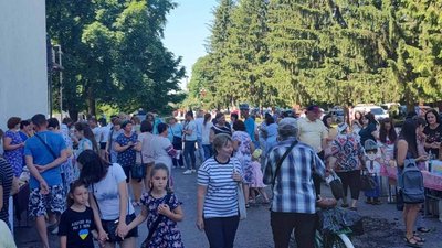 У Гребінці на ярмарку зібрали майже 100 тисяч гривень для допомоги військовим