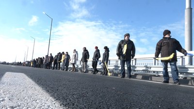 До Дня соборності та з нагоди відкриття руху на вантовому мості запоріжці утворили "живий ланцюг" До Дня соборності та з нагоди відкриття руху на вантовому мості запоріжці утворили "живий ланцюг"