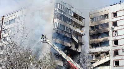 У Запоріжжі армія РФ влучила у житлові багатоповерхові будинки У Запоріжжі армія РФ влучила у житлові багатоповерхові будинки