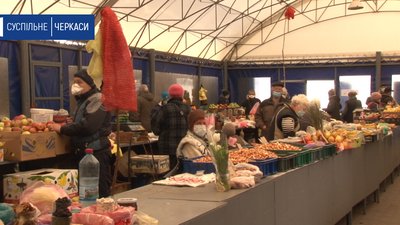 На Черкаському ринку триває торгівля На Черкаському ринку триває торгівля