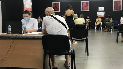 В Одесі триває вакцинація населення: до центрів вишикувалися черги В Одесі триває вакцинація населення: до центрів вишикувалися черги