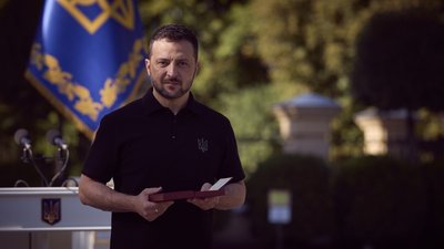 Президент Зеленський із державною нагородою у руках Президент Зеленський із державною нагородою у руках