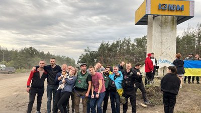 "Скільки б ми не завезли допомоги — її не вистачить": волонтери роздали в Ізюмі 40 машин гумдопомоги "Скільки б ми не завезли допомоги — її не вистачить": волонтери роздали в Ізюмі 40 машин гумдопомоги