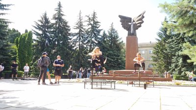 Під міськрадою Рівного – акція: вимагають відкрити дитсадки та спортсекції Під міськрадою Рівного – акція: вимагають відкрити дитсадки та спортсекції