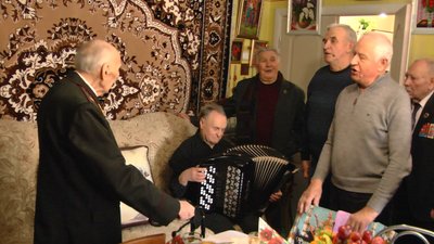 Івана Бабака прийшли вітати колишні колеги. Івана Бабака прийшли вітати колишні колеги.