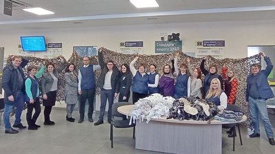 У київському ЦНАПі плетуть маскувальні сітки, коли немає світла