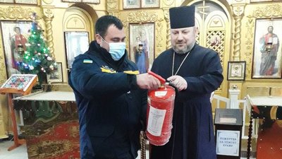 Рятувальники Дніпропетровщини перевіряють церкви напередодні Різдва