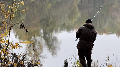 Чоловік рибалить