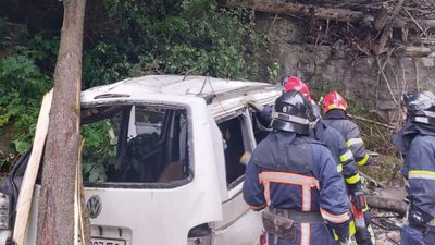 На Івано-Франківщині мікроавтобус потрапив у ДТП. Травмувалися дві людини На Івано-Франківщині мікроавтобус потрапив у ДТП. Травмувалися дві людини