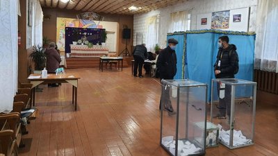 Вкидання бюлетенів: на одну з дільниць Кам’янеччини викликали правоохоронців