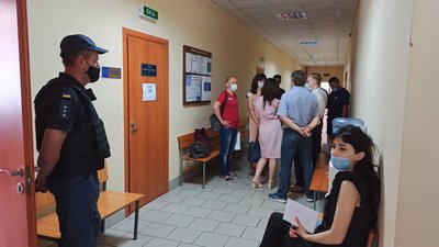 Під Миколаївським апеляційним судом зібралися люди.Чого вимагають Під Миколаївським апеляційним судом зібралися люди.Чого вимагають