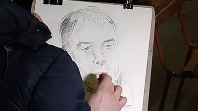У Дніпрі викладач художньої школи малює портрети волонтерів У Дніпрі викладач художньої школи малює портрети волонтерів
