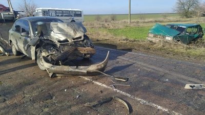 На автодорозі Херсонщини зіткнулись два авто: четверо людей у лікарні