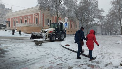 Негода в Одесі: в місті очікують на місячну норму опадів, працює понад 1500 комунальників