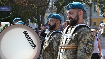 У центрі Одеси розгорнули 30-метровий прапор України. Фоторепортаж