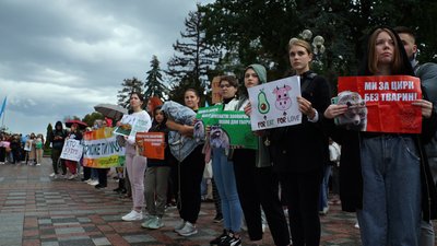 "Краще ходити голою, аніж у хутрі": у 30 містах України пройшов марш за права тварин. Як це було "Краще ходити голою, аніж у хутрі": у 30 містах України пройшов марш за права тварин. Як це було