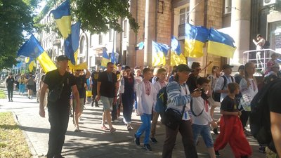 До Дня Конституції в Запоріжжі містяни пройшлись ходою та провели віче До Дня Конституції в Запоріжжі містяни пройшлись ходою та провели віче