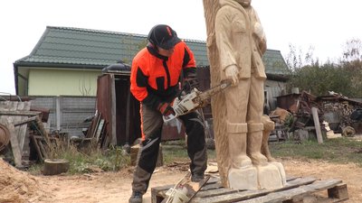 Створює скульптури бензопилою. Прикарпатець Іван Мисюга Створює скульптури бензопилою. Прикарпатець Іван Мисюга