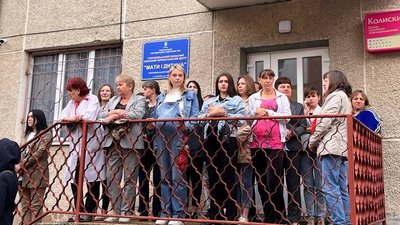 Учасники мітингу в центрі "Мати і дитина" Учасники мітингу в центрі "Мати і дитина"