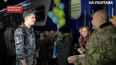 Звільнений моряк з Полтавщини Богдан Головаш під час повернення до Кременчука