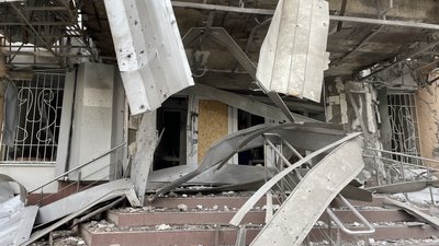Зруйновані дахи, вікна, перебиті газові труби: що розповіли очевидці чергових російських обстрілів Херсона