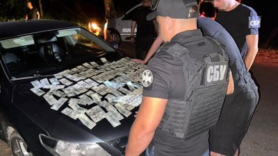 Планували заробити 35 тис. доларів США: жителів Закарпаття підозрюють у незаконному переправленні чоловіків через кордон