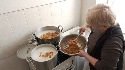 У Черкасах волонтери роздають безкоштовні обіди для нужденних