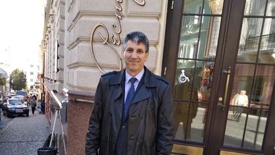 Колишній директор чернівецького аеропорту заявив, що його звільнили з порушеннями