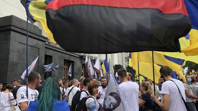 Учасники акції вимагали звільнити фігурантів справи Шеремета Учасники акції вимагали звільнити фігурантів справи Шеремета