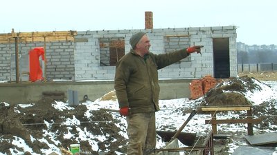 Будівельним сміттям забруднюють берег річки Стир у Луцьку Будівельним сміттям забруднюють берег річки Стир у Луцьку
