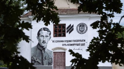 Будівля навпроти музею Євгена Коновальця у Зашкові