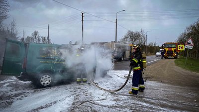 На Тернопільщини гасили пожежу автомобіля На Тернопільщини гасили пожежу автомобіля