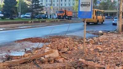 Ракетний удару по Дніпру: день по тому. Що відбувається на місці — фоторепортаж Ракетний удару по Дніпру: день по тому. Що відбувається на місці — фоторепортаж