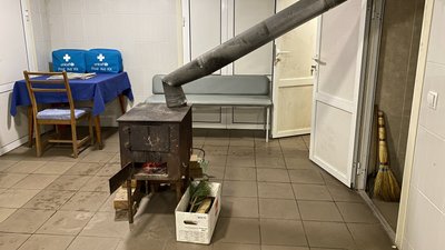 “Люди забезпечені світлом теплом і їжею”. Для жителів Святогірська працюють пункти тимчасового проживання “Люди забезпечені світлом теплом і їжею”. Для жителів Святогірська працюють пункти тимчасового проживання