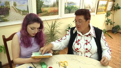Живопис голкою: хмельничанка запатентувала власну техніку вишивання і навчає інших
