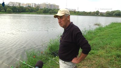 Мешканець Озерної Андрійскаржиться, що вода у водоймі буває чорною та підозрює, що її забруднює місцева смітярка. Мешканець Озерної Андрійскаржиться, що вода у водоймі буває чорною та підозрює, що її забруднює місцева смітярка.