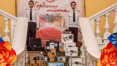 Під час вручення відзнак за навчання волонтери "Смайл" показали, що купили для ЗСУ Під час вручення відзнак за навчання волонтери "Смайл" показали, що купили для ЗСУ