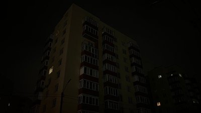 Багатоповерхівка в одному з районів міста під час планового відключення електроенергії
