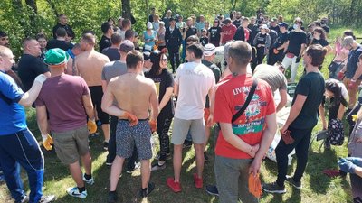 Відрами та сачками: на Харківщині розчищають річку Уди Відрами та сачками: на Харківщині розчищають річку Уди