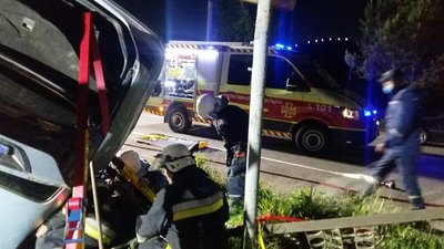 На Прикарпатті перекинулась автівка. Водія рятували надзвичайники На Прикарпатті перекинулась автівка. Водія рятували надзвичайники