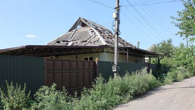 Пошкоджений будинок через удар дрона 27 липня в Дергачах Пошкоджений будинок через удар дрона 27 липня в Дергачах