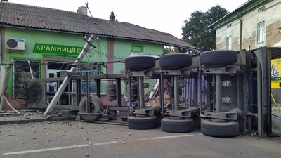На Львівщині вантажівка в'їхала в магазин. Три людини загинули