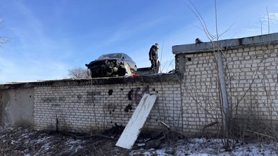 У Харкові водій у стані сп'яніння ігнорував патрульних та залетів на гараж: фото У Харкові водій у стані сп'яніння ігнорував патрульних та залетів на гараж: фото