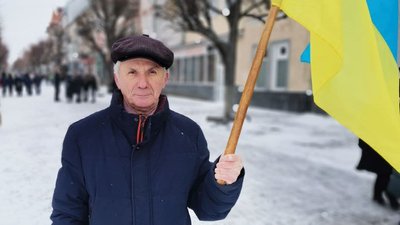 Вперше розгорнули 200-метровий прапор: у центрі Луцька – символічний "ланцюг єднання" Вперше розгорнули 200-метровий прапор: у центрі Луцька – символічний "ланцюг єднання"