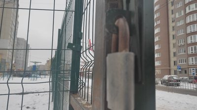 У Луцьку демонтують огорожу, які обмежували прохід через двір: як це коментує ОСББ