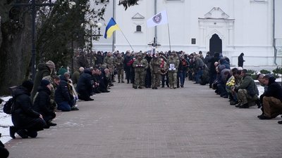 На Чернігівщині попрощалися з двома бійцями, які загинули на сході України На Чернігівщині попрощалися з двома бійцями, які загинули на сході України