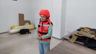 Переселенка Анжеліка Чугунова в дитячому бронежилеті Переселенка Анжеліка Чугунова в дитячому бронежилеті